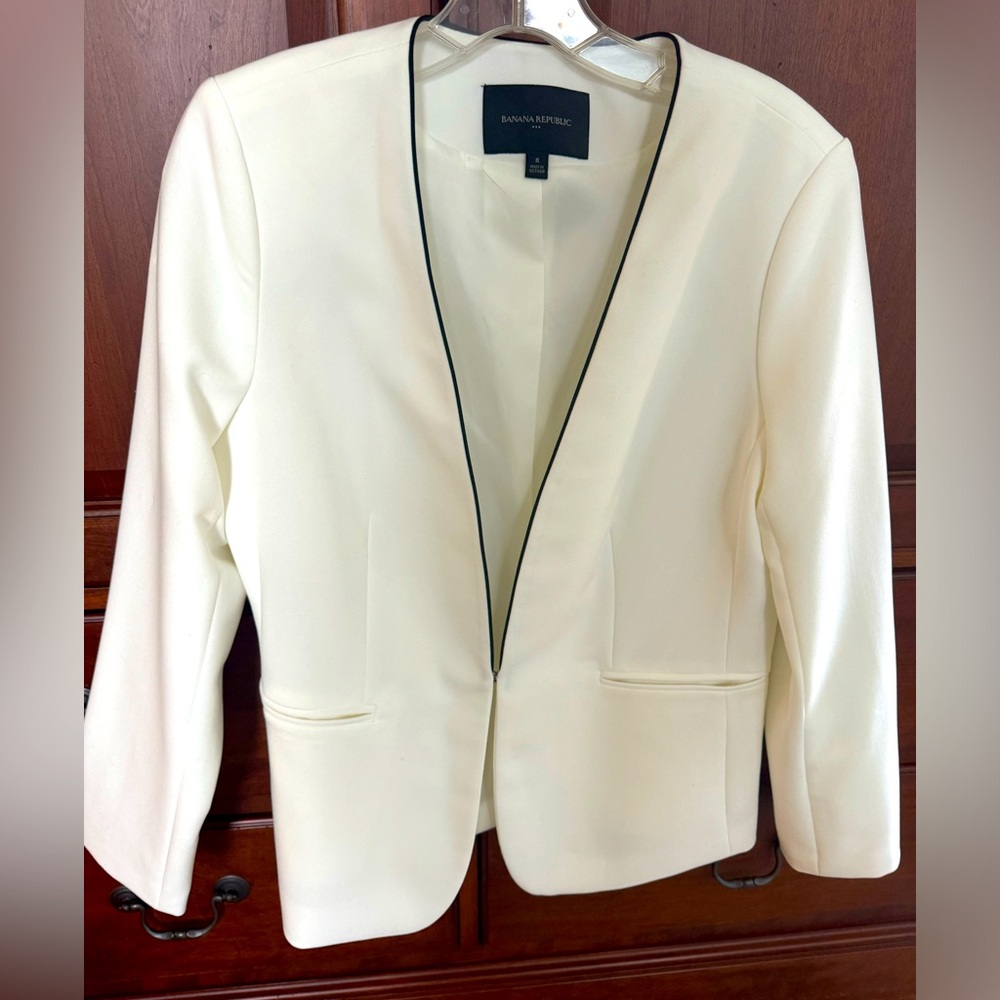 BR- NWOT - white contrasting trims blazer. Sz-8
